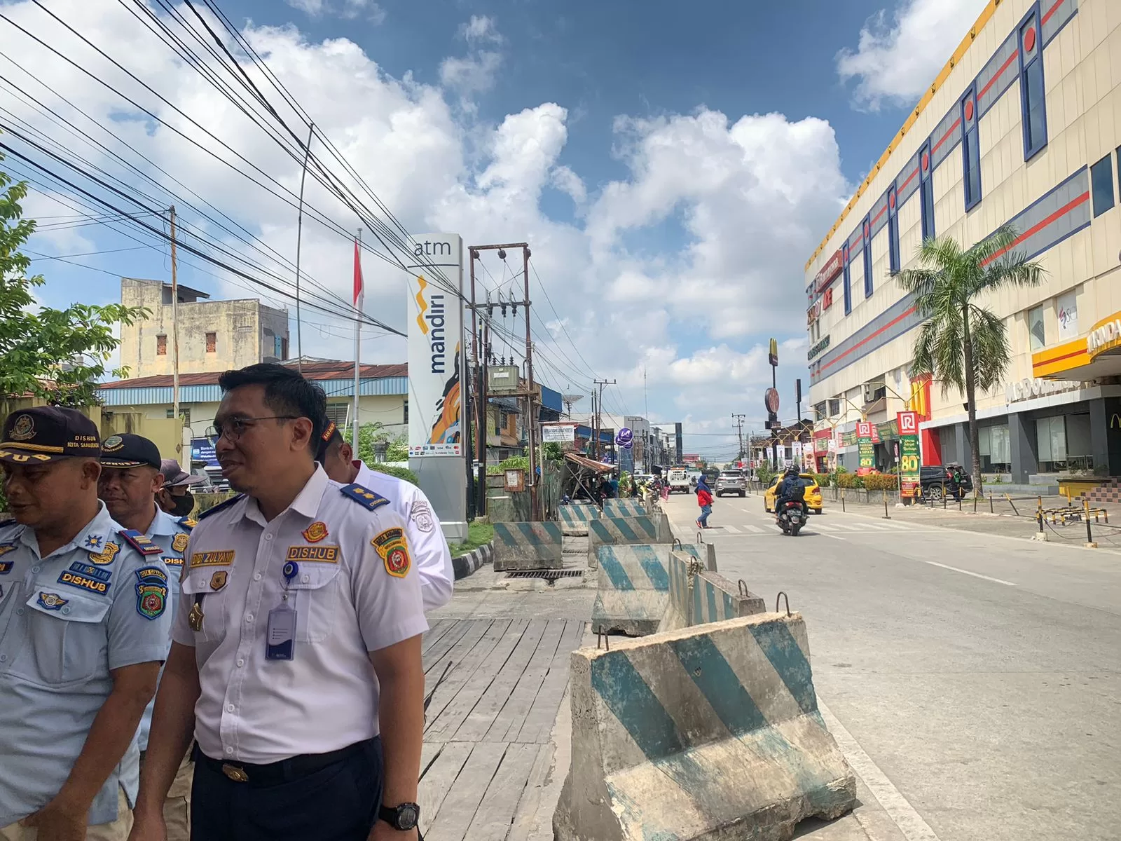 Situasi pemasangan barrier di kawasan parkir liar depan Mall Samarinda Central Plaza. (Foto: Yah/Klausa)