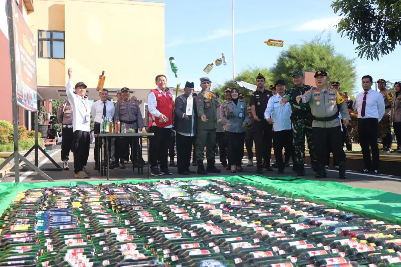 Proses pemusnahan miras oleh Polres Kukar (Foto: Istimewa)