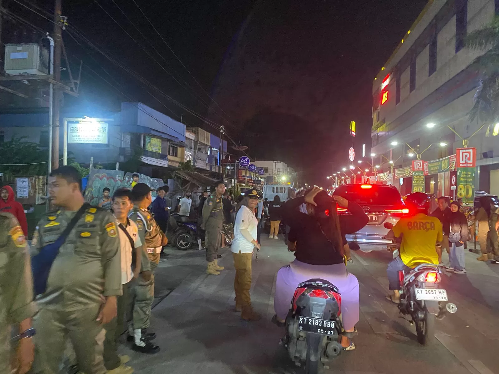 Dinas Perhubungan (Dishub) Samarinda, saat melakukan tindak tegas parkir liar didepan Scp. (Foto: Yah/Klausa)