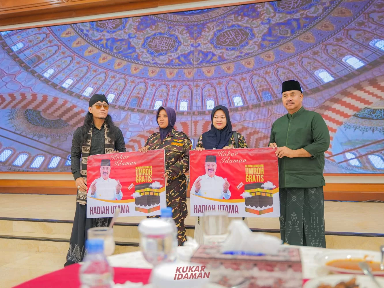 Pemenang umrah pada acara buka puasa bersama Bupati Edi Damansyah dan Gus Miftah (Foto: Istimewa)