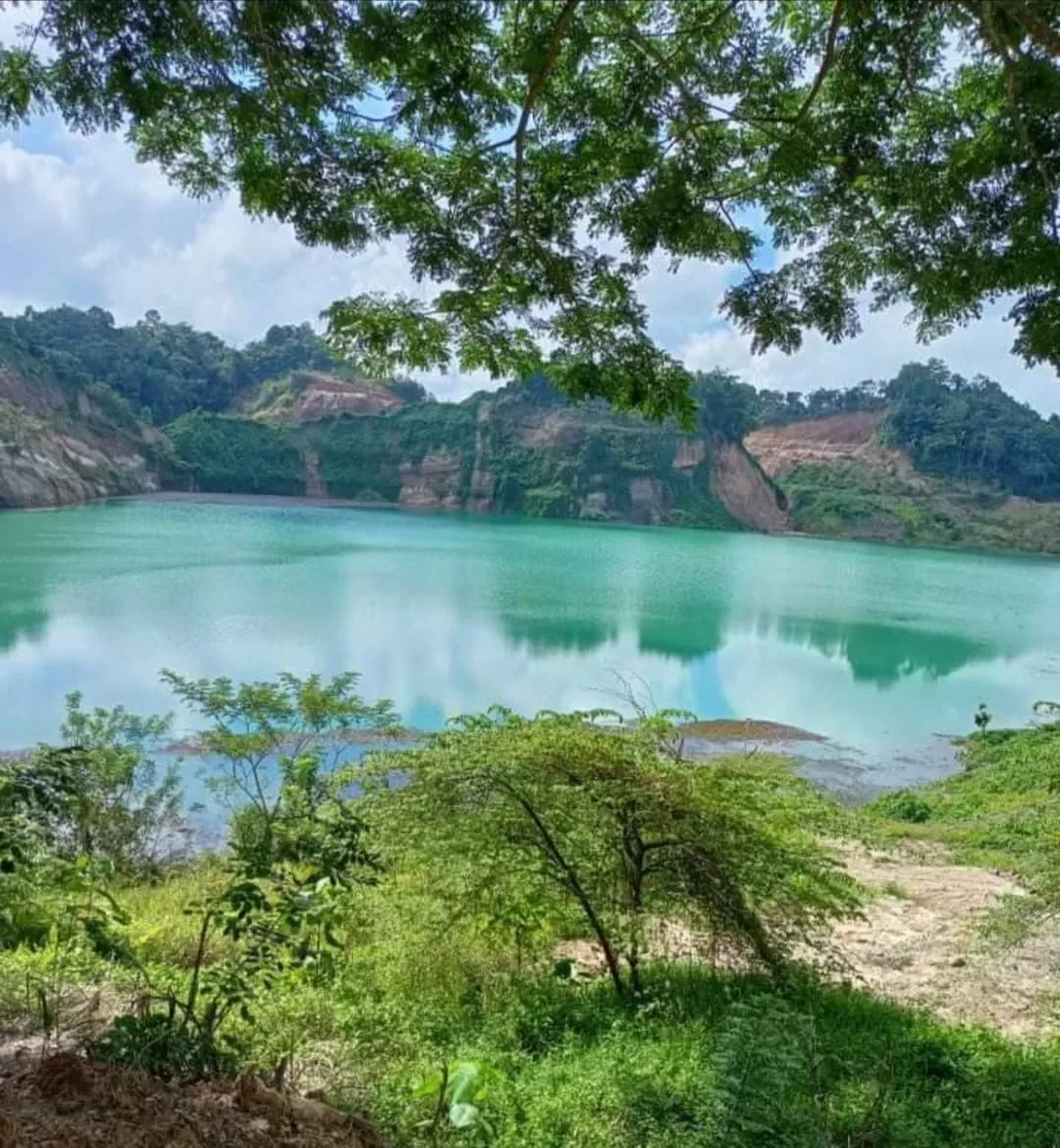 Salah satu obyek wisata danau yang terbentuk dari  bekas galian batu bara yang menjadi wisata yang diberi nama Danau Telaga Biru Puncak, berada di Desa Purwajaya, Kecamatan Loa Janan. (Foto: Istimewa)