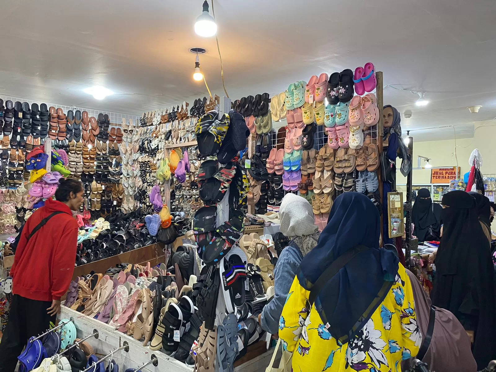 Suasana Pasar Segiri Grosir Samarinda menjelang Hari Raya Idul Fitri 1445H (Foto: Yah/Klausa)