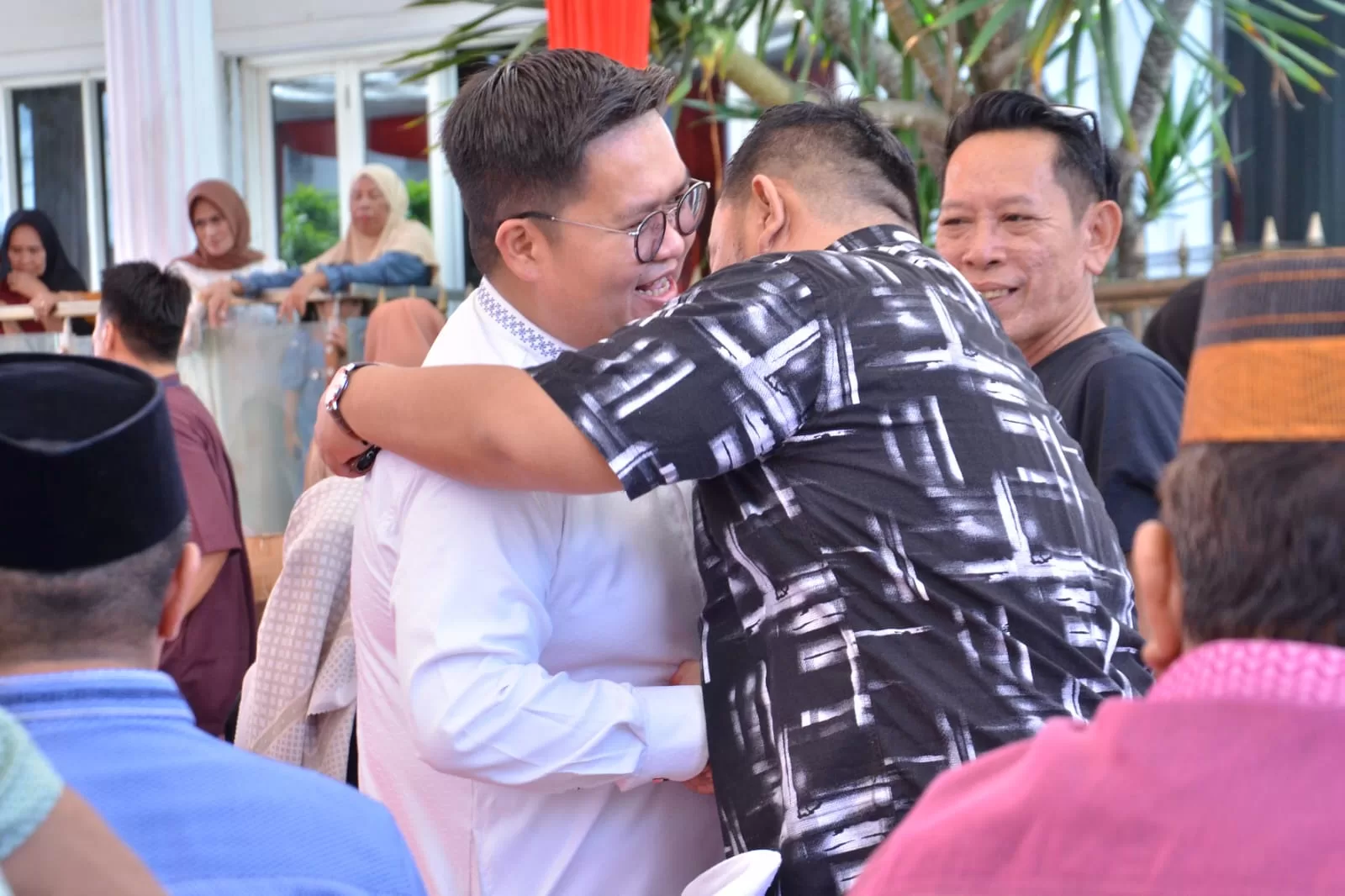 Wakil Bupati Kukar, Rendi Solihin saat menerima kedatangan masyarakat setempat pada open house di kediamannya (Foto: Istimewa)
