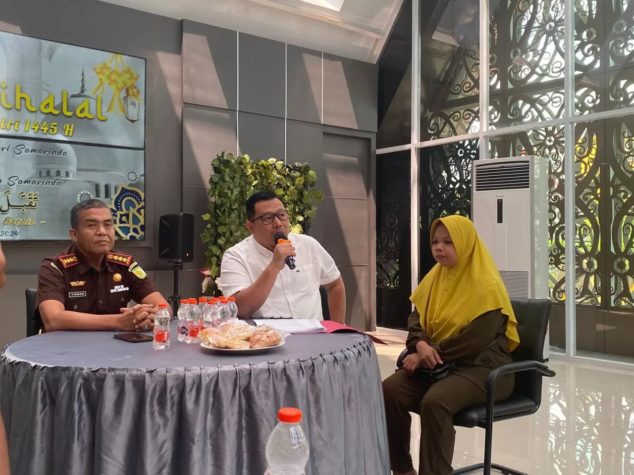Kepala Kejari Samarinda Firmansyah Subhan, Kepala Seksi Tindak Pidana Umum Indra Rivani, dan Istri Korban Penerkaman Harimau, Suwarni. (Foto: Yah/Klausa)