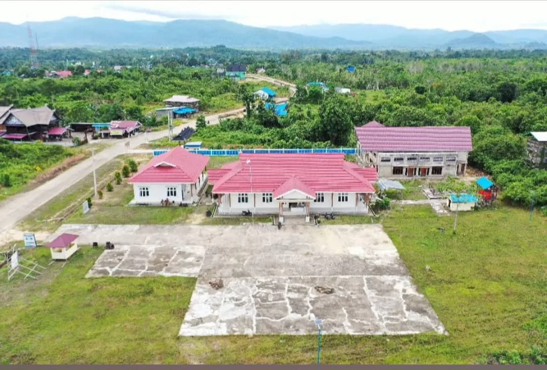Kantor Kecamatan Tabang, Kabupaten Kutai Kartanegara, dilihat dari atas menggunakan drone. Rencananya di area ini juga akan dibangun Kantor Polsek dan Koramil Kecamatan Tabang.
(Foto: Istimewa)