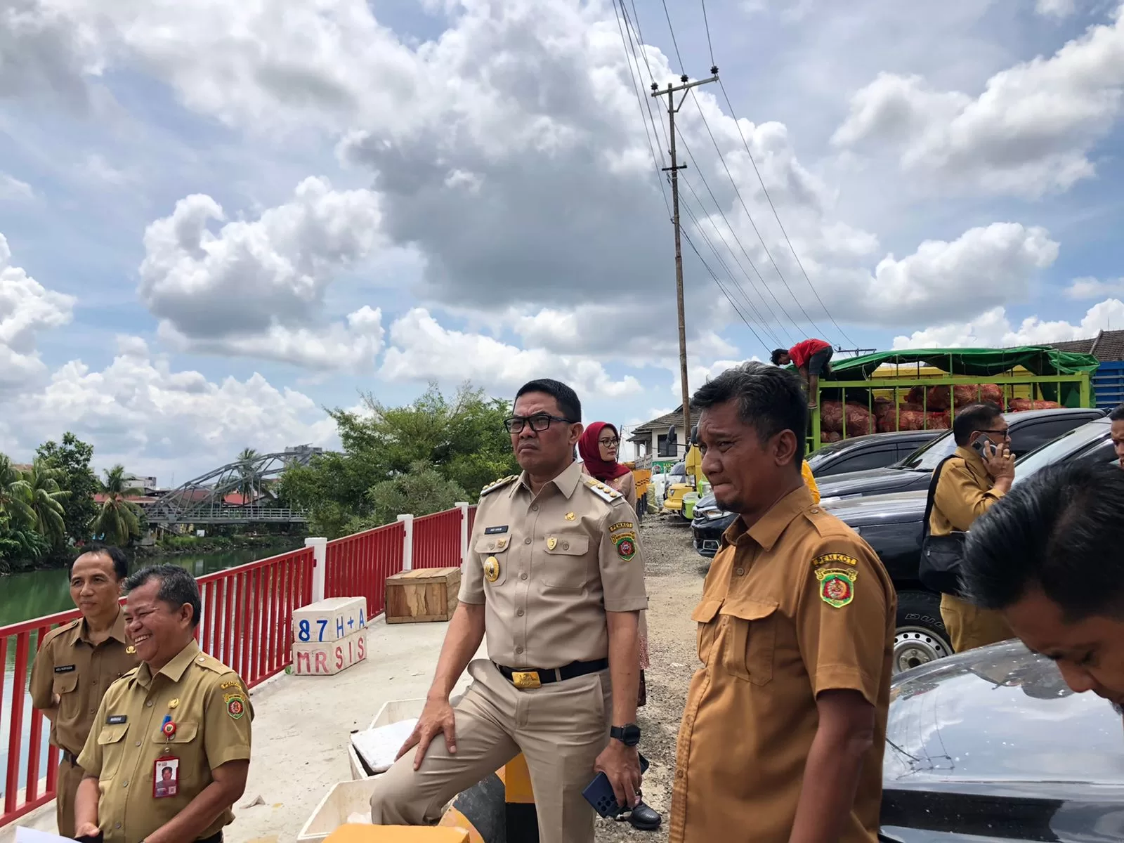 Wali Kota Samarinda, Andi Harun memberhentikan pemasangan spanduk rokok di Jln. Pahlawan. (Foto: Yah/Klausa)