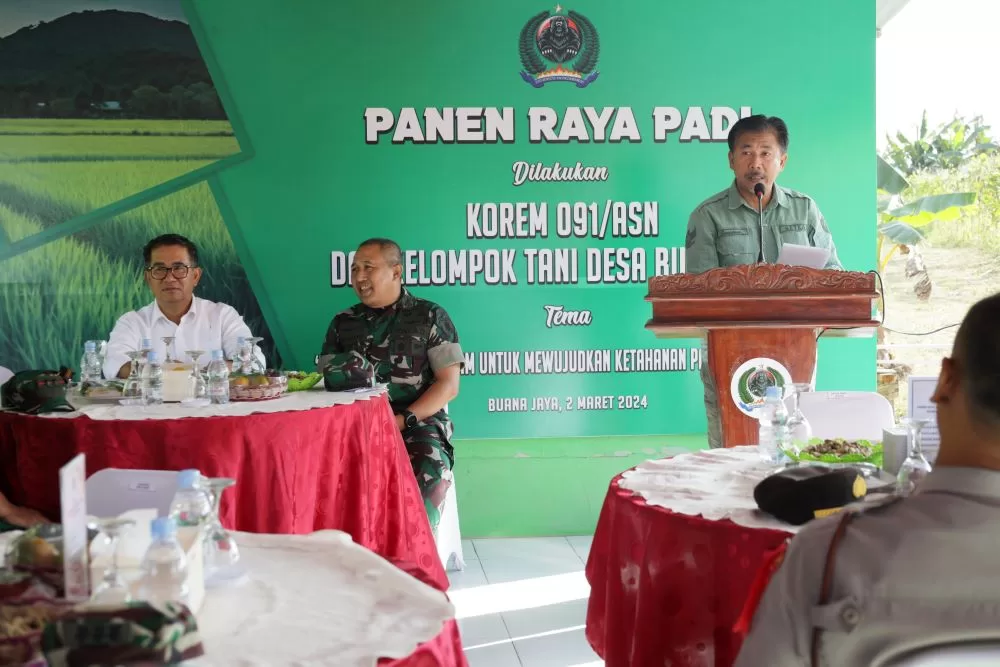 Sekretaris Kabupaten (Sekkab) Kukar, Sunggono, saat memberikan sambutan pada acara panen raya di Desa Buana Jaya Tenggarong Seberang.(Foto: Klausa)