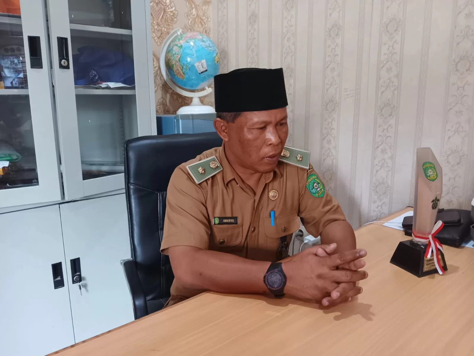 Kepala Desa Loh Sumber, Sukirno (Foto: Klausa)