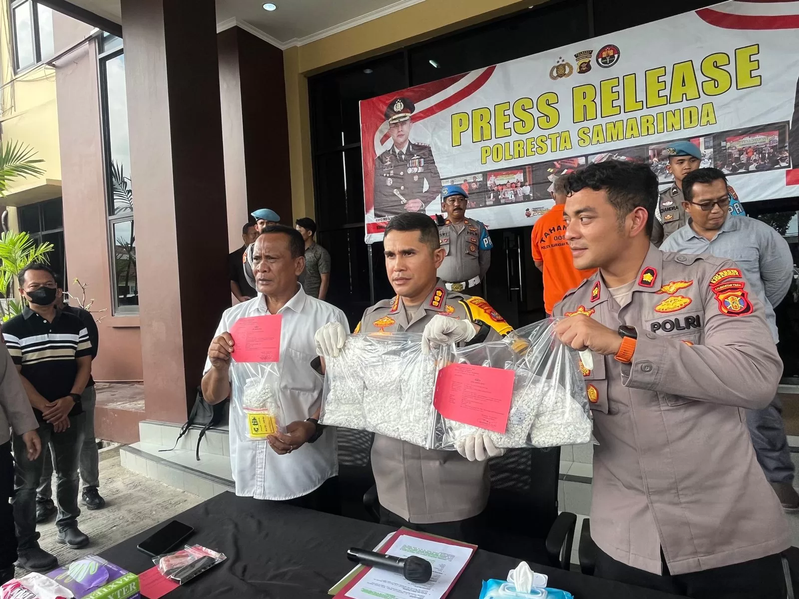 Kepala Polresta Samarinda Kombes Pol Ary Fadli memperlihatkan barang bukti belasan ribuan butir pil koplo saat konferensi pers, Kamis 25 April 2024 (Foto: Yah/Klausa)