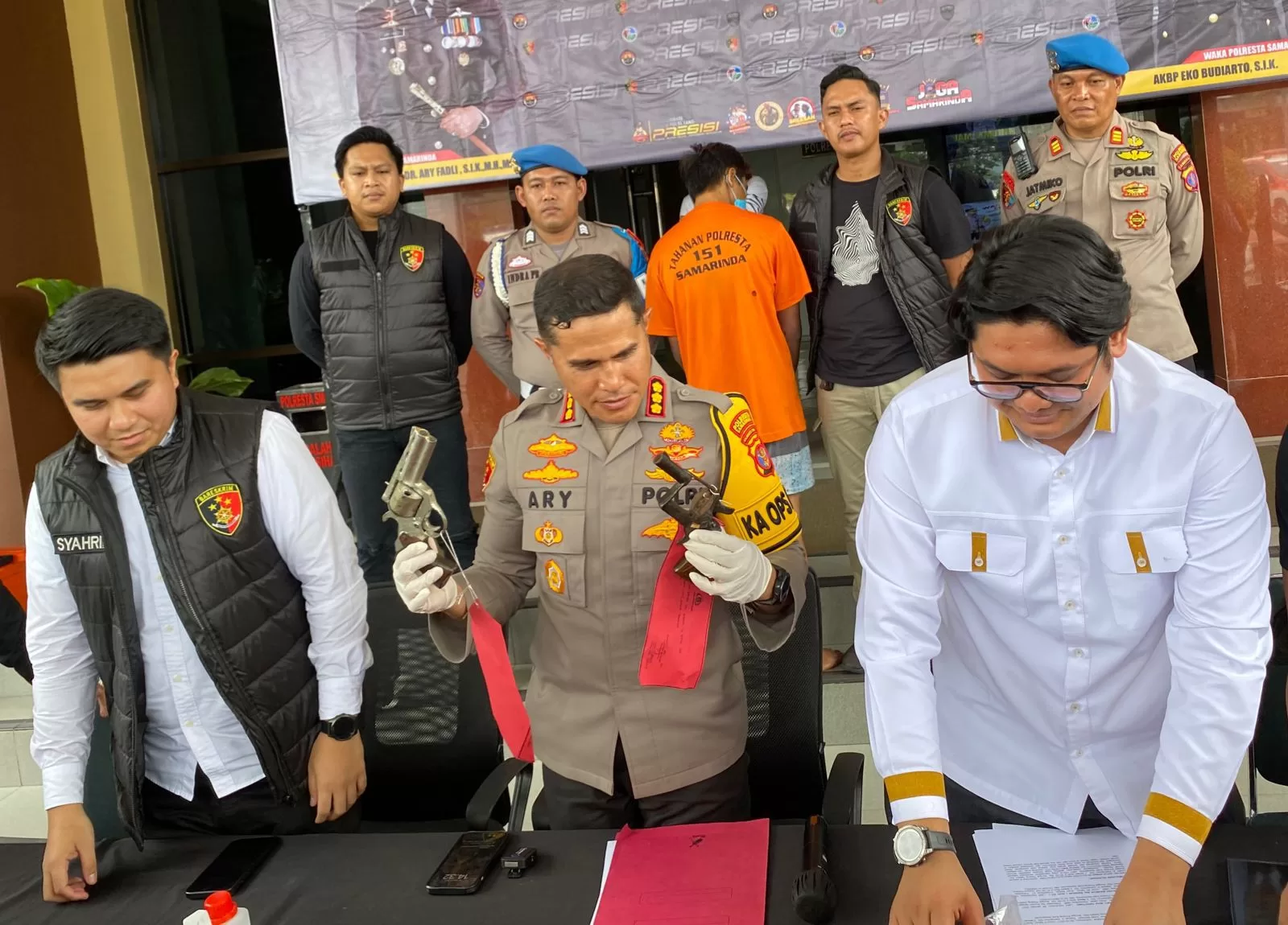 Pers rilis terkait penangkapan pria yang memiliki senjata api rakitan (Foto: Yah/Klausa)