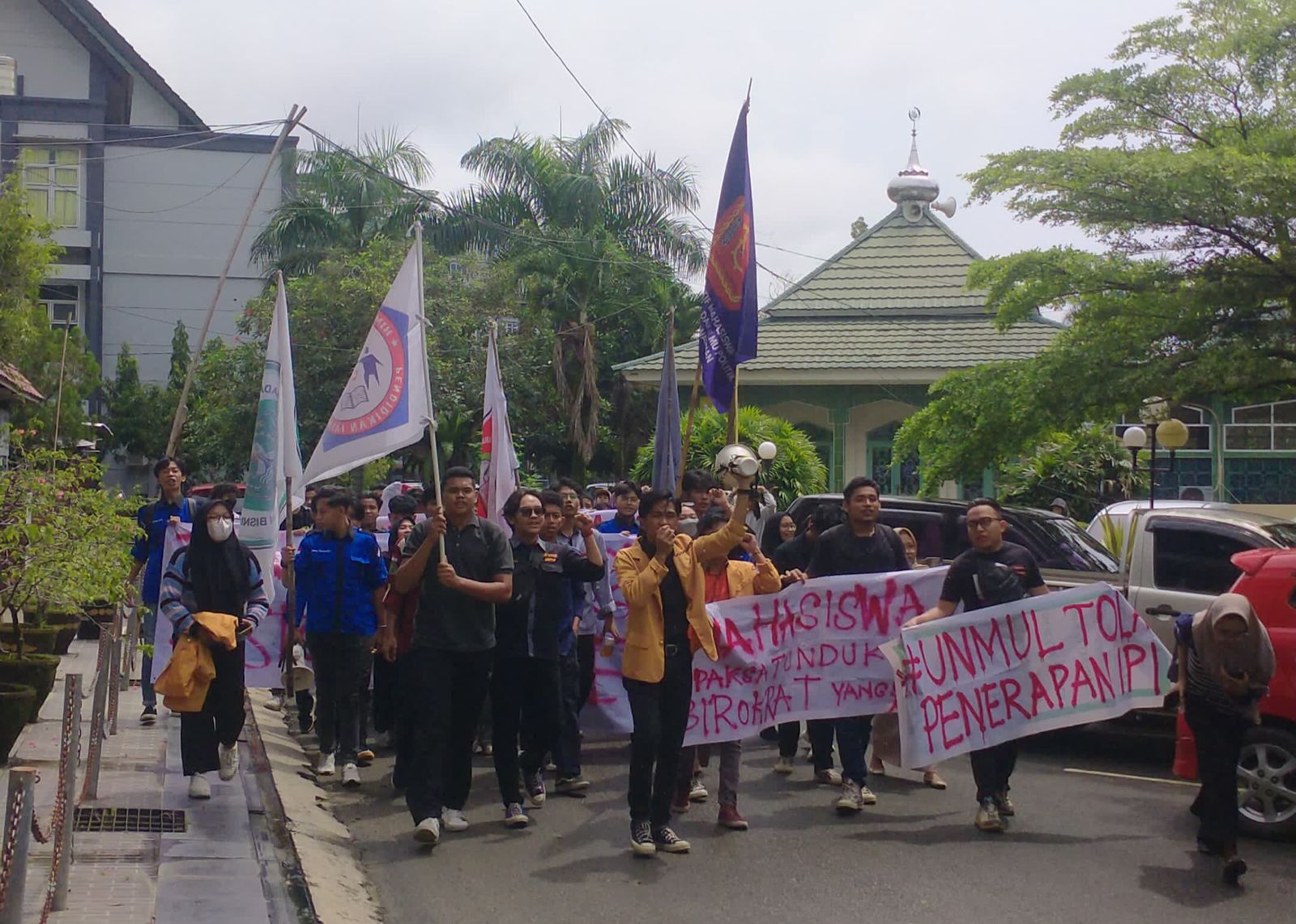 Aliansi Mahasiswa Universitas Mulawarman, menggelar aksi di depan Rektorat Unmul Samarinda (Foto: Istimewa)