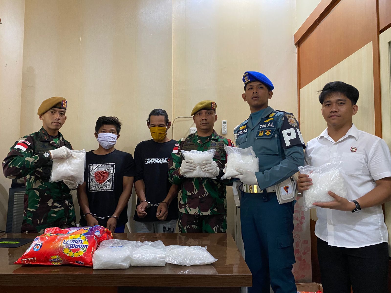 Batalyon Artileri Pertahanan Udara 8/MBC berhasil mengamankan pelaku penyelundupan narkoba (Foto: Istimewa)