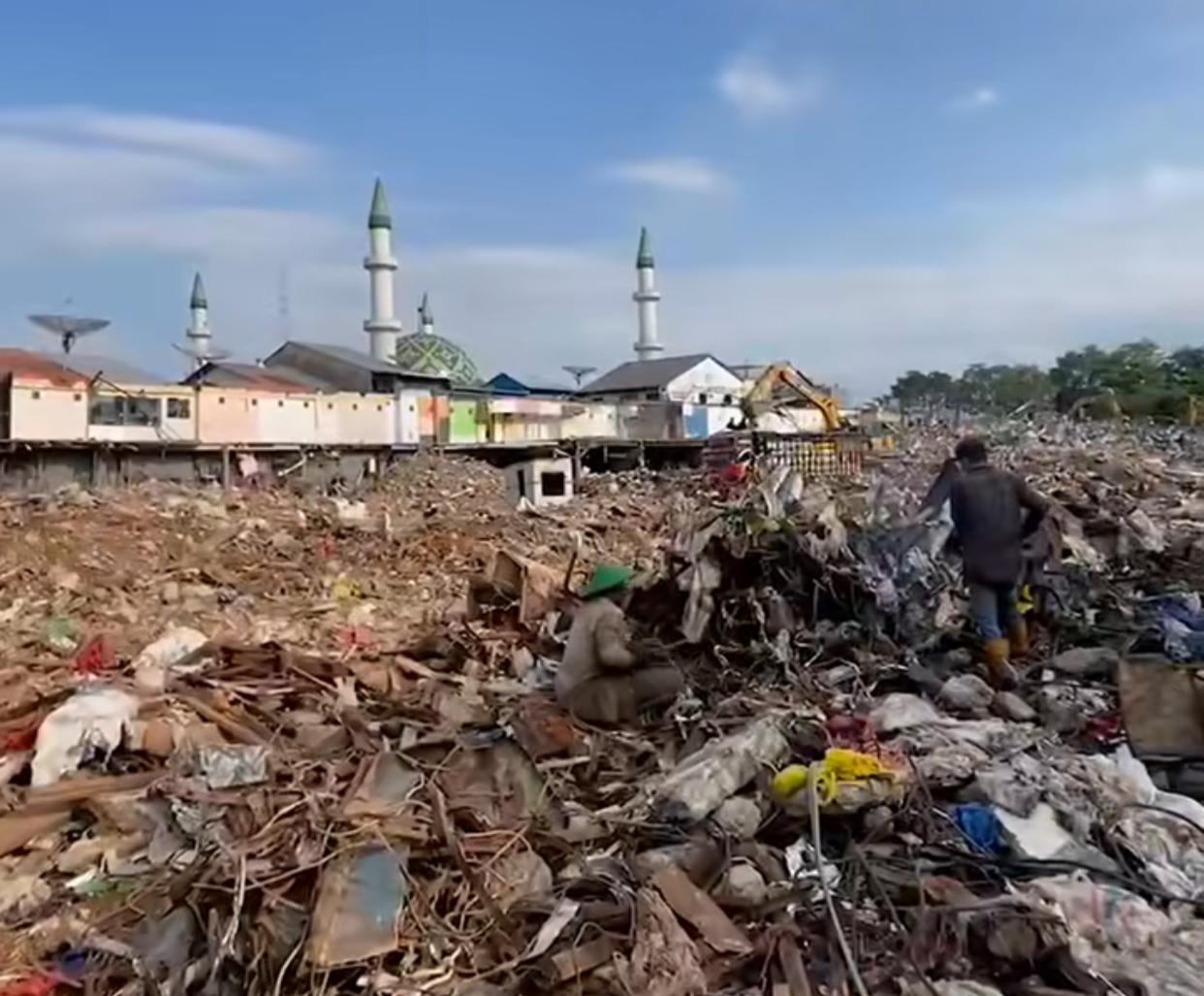 Pembongkaran bangunan Pasar Pagi Samarinda. Para pekerja menemukan anak sungai di bawah bangunan. (Foto: Klausa)