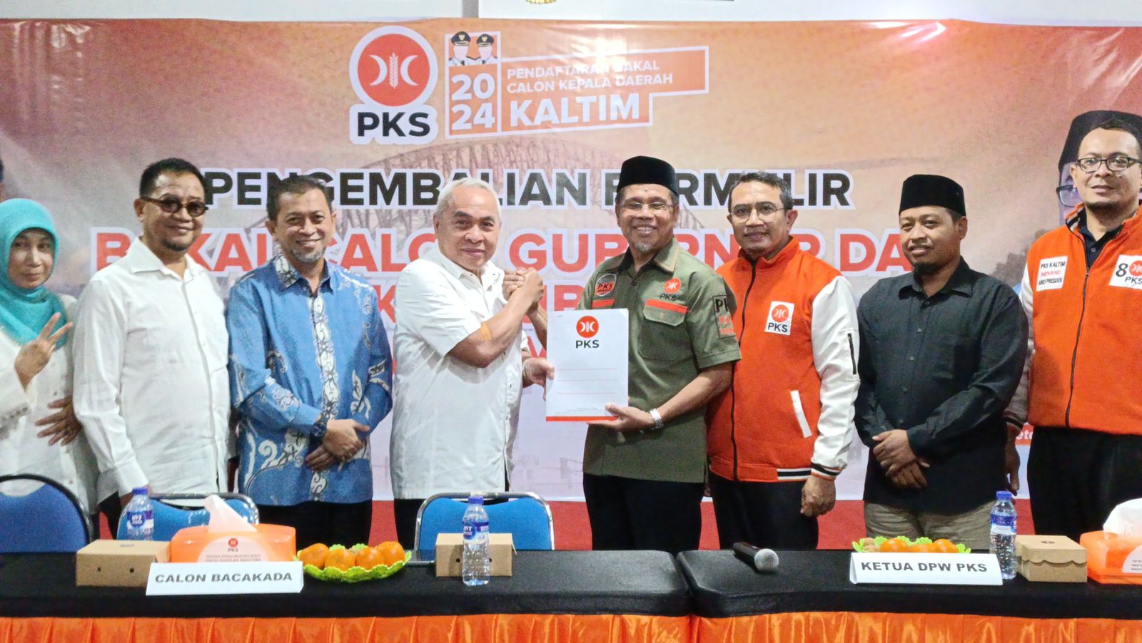 Isran-Hadi saat mengembalikan formulir pendaftaran bakal calon Pilgub ke DPW PKS Kaltim.
