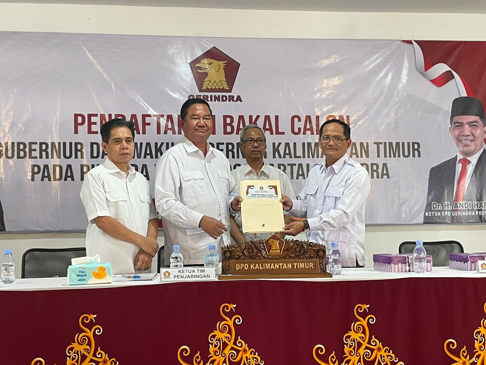 Martinus Jeno Huvang, Kepala Kantor Gerindra Dewan Pimpinan Cabang (DPC) Mahakam Ulu mendaftarkan Bonifasius sebagai Wakil Gubernur Kaltim di DPD Gerindra Kaltim (Foto: Yah/Klausa)