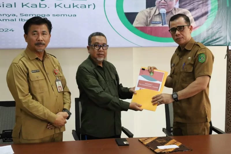 (Dari kiri ke kanan), Sekretaris Daerah Kabupaten Kukar, Sunggono, Hamly dan Sekretaris Dinsos, Yuliandris. Saat pemberian cinderamata dan ucapan perpisahan dari para ASN Dinsos. (Foto: Klausa)