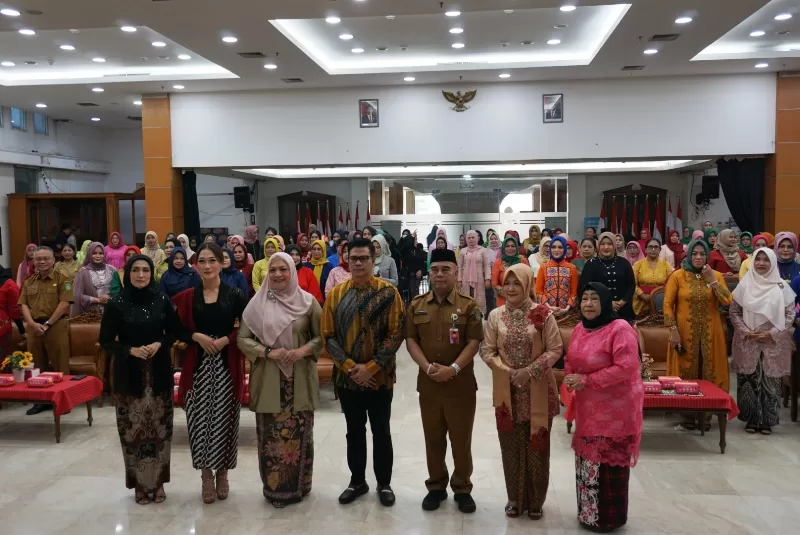 Sesi foto bersama dalam peringatan hari kartini ke-145, Selasa (30/4/2024). (Foto: Klausa)
