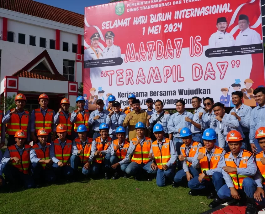 Bupati Kukar Edi Damansyah (tengah) melakukan sesi foto bersama dalam peringatan May Day di Halama Kantor Bupati, pada Rabu (1/5/2024). (Foto: Klausa)
