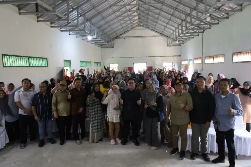 Wakil Bupati Kutai Kartanegara (Kukar), Rendi Solihin, bersama pelaku UMKM di Kecamatan Sangasanga, (Foto; Klausa)