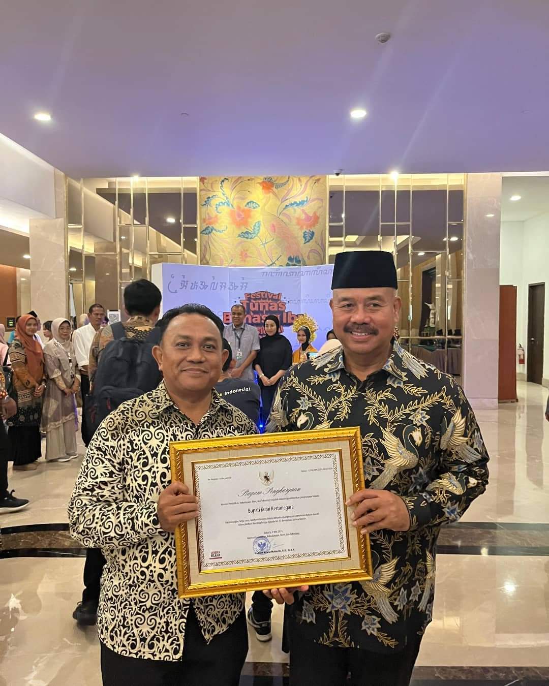Unggahan Awang Muhammad Rifani dari akunnya Awang Bertuah, nampak dirinya bersama Bupati Kukar Edi Damansyah memegang sertifikat yang bertuliskan piagam penghargaan. (Foto: Istimewa)
