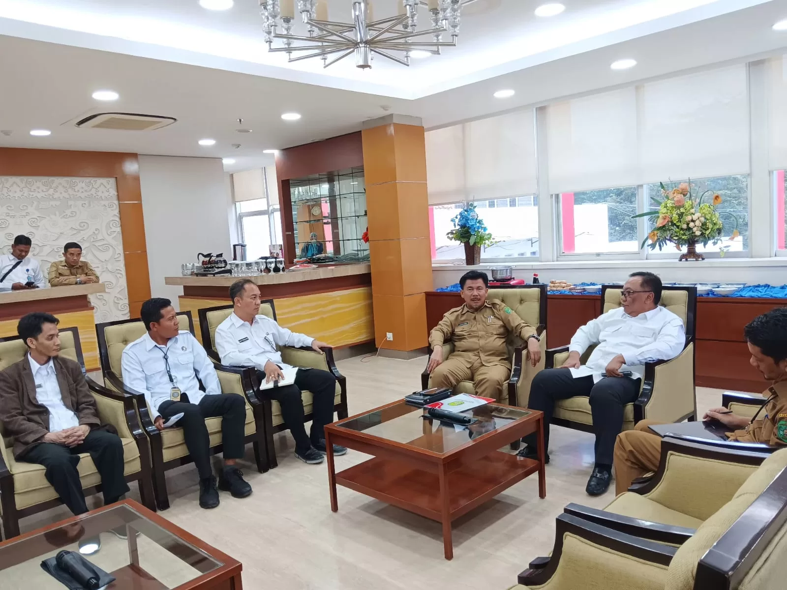 ekretaris Daerah (Sekda) Kukar, Sunggono, dan Kepala BNNP Provinsi, Brigjen Rudi Hartono. Pada suatu pertemuan  di Kantor Bupati (Foto: Klausa)