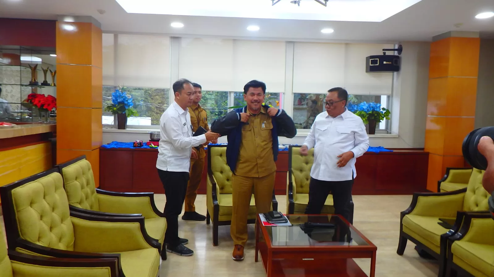 Brigjen Rudi Hartono, Memberikan kenang-kenangan berupa jaket BNNP kepada Sekretaris Daerah Kabupaten Kutai Kartanegara Sunggono, Senin (6/5/2024) (Foto: Istimewa)