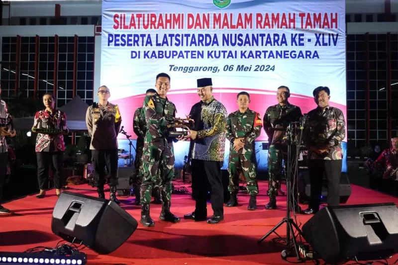 Bupati Kutai Kartanegara Edi Damansyah saat memberikan cendra mata buat perwakilan peserta Latihan Integrasi Taruna Wreda (Latsitarda) Nusantara ke-XLI (44) di halaman Kantor Bupati Senin (6/5/2024) malam.(Istimewa)
