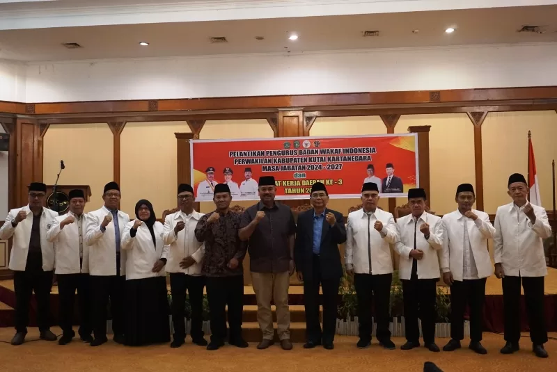 Bupati Kutai Kartanegara, Edi Damansyah, bersama Pengurus Badan Wakaf Indonesia Kutai Kartanegara Masa Jabatan 2024-2027. (Ist)