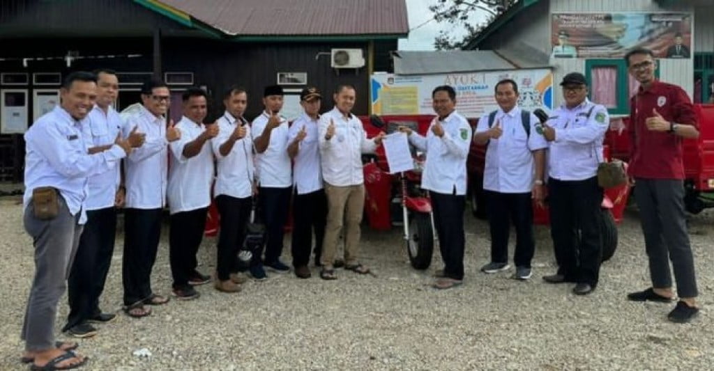 Penyerahan 10 unit armada pengangkut sampah