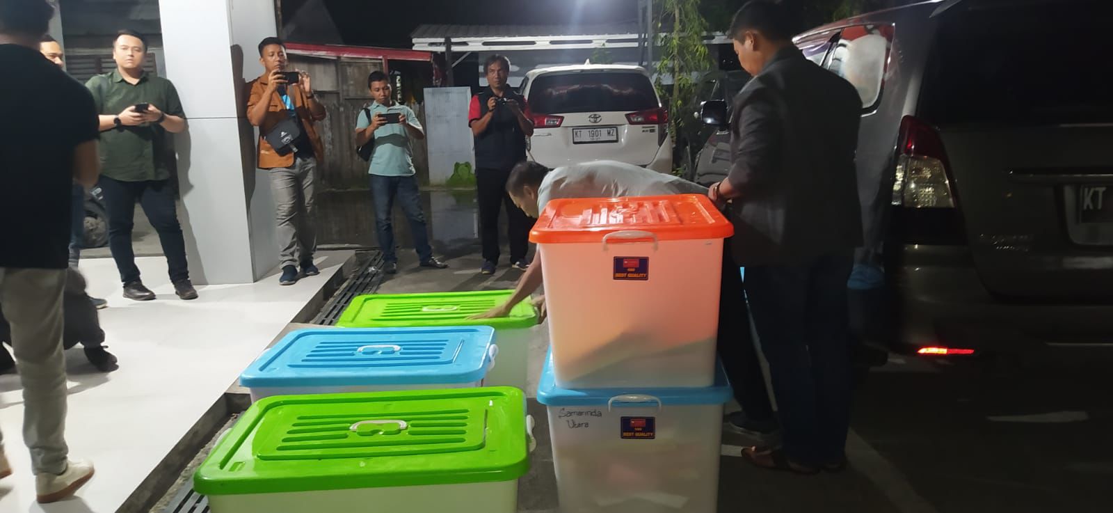 Penyerahan dokumen pasangan calon perseorangan Andi Harun-H Syaparuddin yang diwakilkan oleh tim pemenangan. (Foto: Klausa)