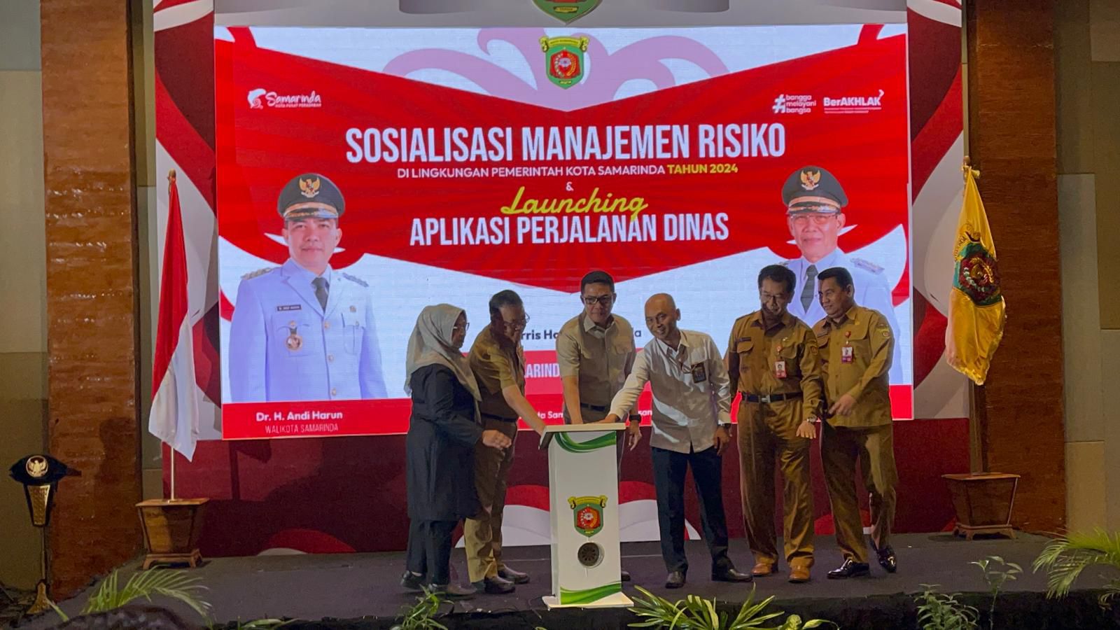 Penekanan tombol diluncurkannya aplikasi perjalanan dinas milik Pemkot Samarinda. (Foto: Istimewa)