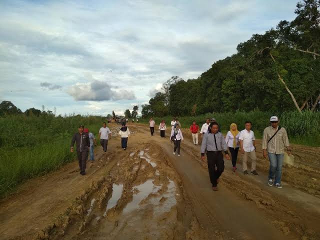 Jalan poros yang menghubungkan Desa Sebelimbingan dan Desa Tuana Tuha (Foto: Istimewa)