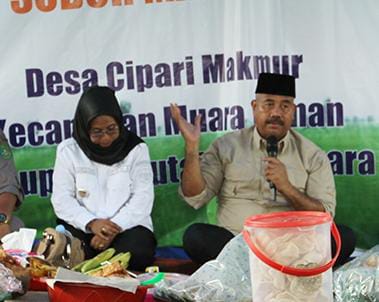 Bupati Kutai Kartanegara (kukar) Edi Damansyah dan Camat Muarakaman Barliang saat panen raya di Muara Kaman beberapa waktu lalu. (Foto: Istimewa)