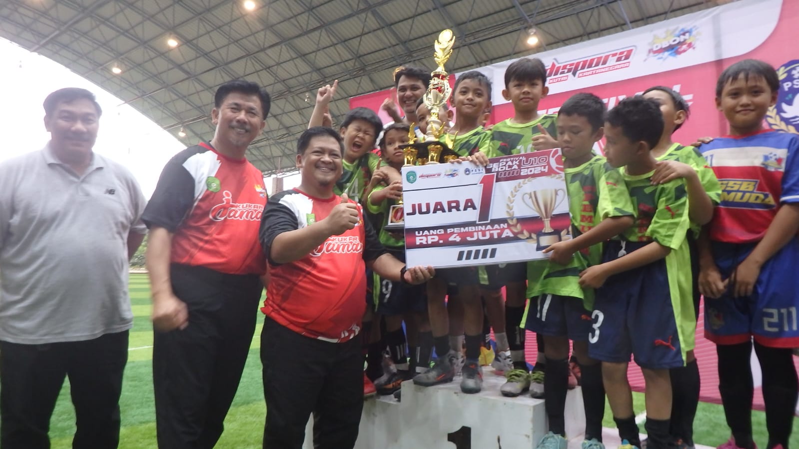 Sekda Kukar Sunggono dan Kadispora Aji Ali Husni berfoto bersama Tim Juara 1 Festival Mini Soccer U12 ke-2 Dispora Kukar 2024. Tim Tunas Muda dari kecamatan Loa Kulu