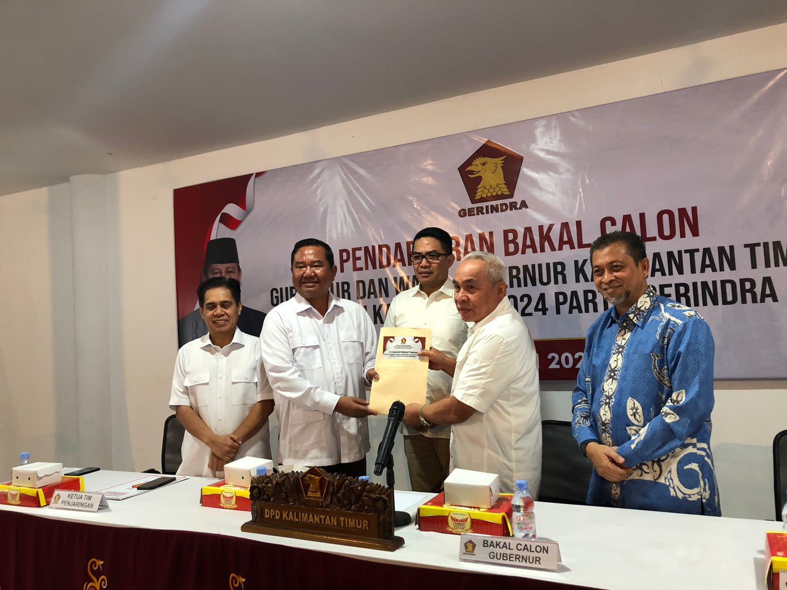 Isran Noor-Hadi Mulyadi saat mengembalikan formulir pendaftaran bakal calon (Bacalon) Gubernur dan Wakil Gubernur Kaltim ke kantor DPD Gerindra Kaltim, Jl Kadrie Oening, Selasa (21/5/2024). (Foto: Klausa)