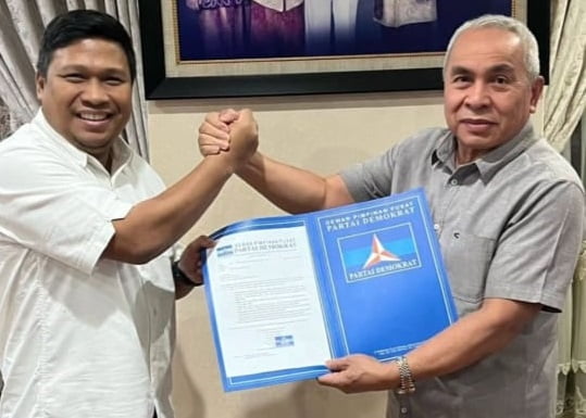Ketua DPD Demokrat Kaltim, Irwan Fecho memberikan dukungan kepada calon Gubernur Isran Noor (Foto: Istimewa)