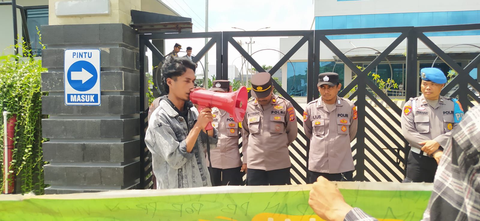 AMPL-KT saat melakukan aksi di depan Kantor Dispora Kaltim pada Rabu (22/5/2024). (Foto: Istimewa)