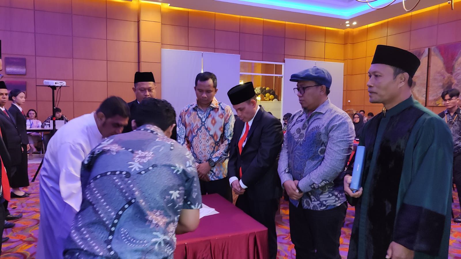 Proses pelantikan puluhan panwascam di Hotel Puri Senyiur Samarinda. (Foto: Klausa)