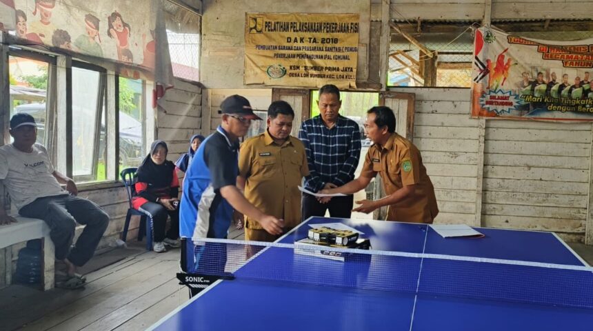 Kepala Dispora Kukar, Aji Ali Husni menyalurkan bantuan ke beberapa Persatuan Tenis Meja di wilayahnya (Foto: Istimewa)