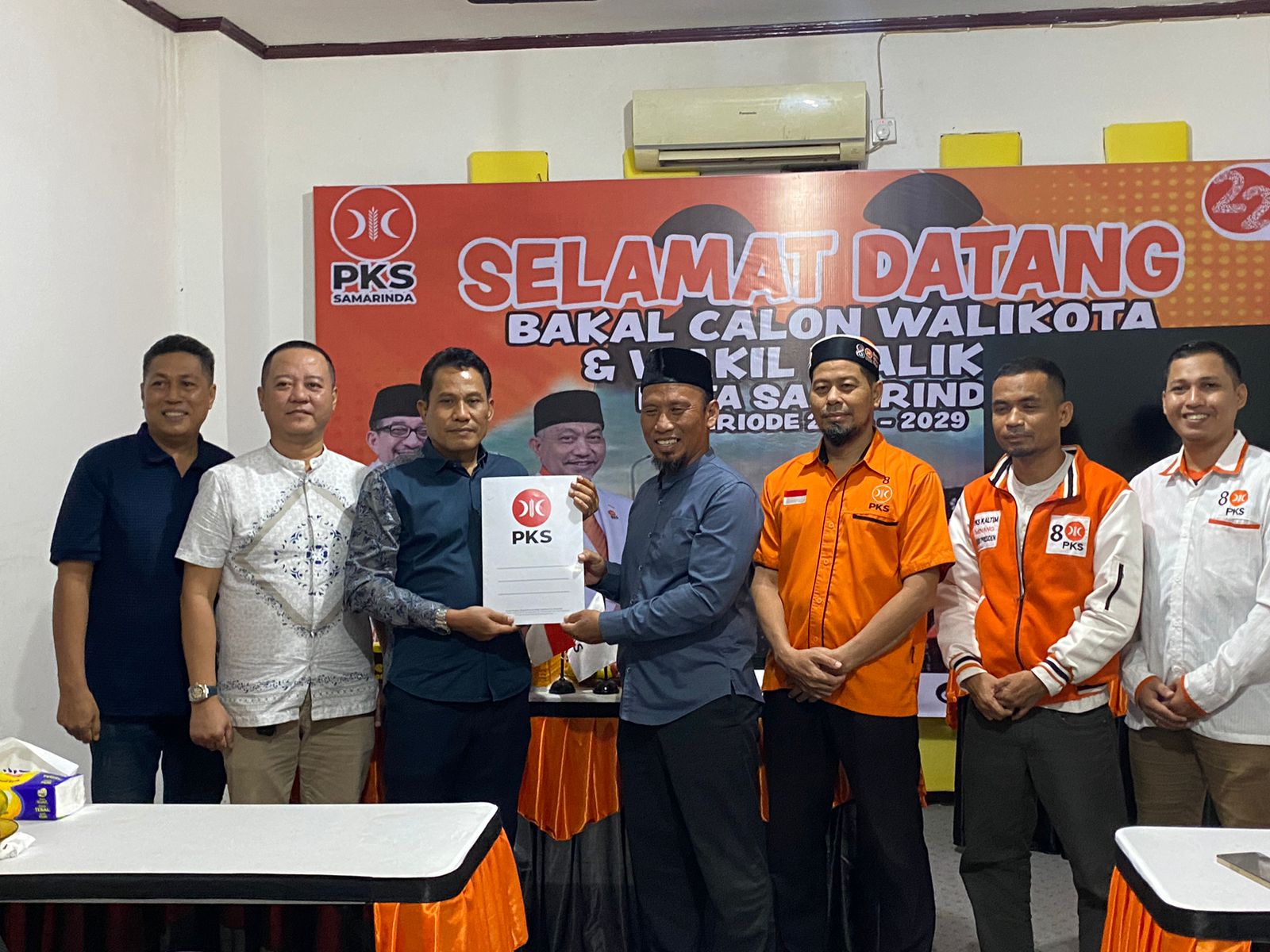Pengembalian formulir pendaftaran oleh Agus Tri Susanto kepada DPD PKS Samarinda (Foto: Ist)
