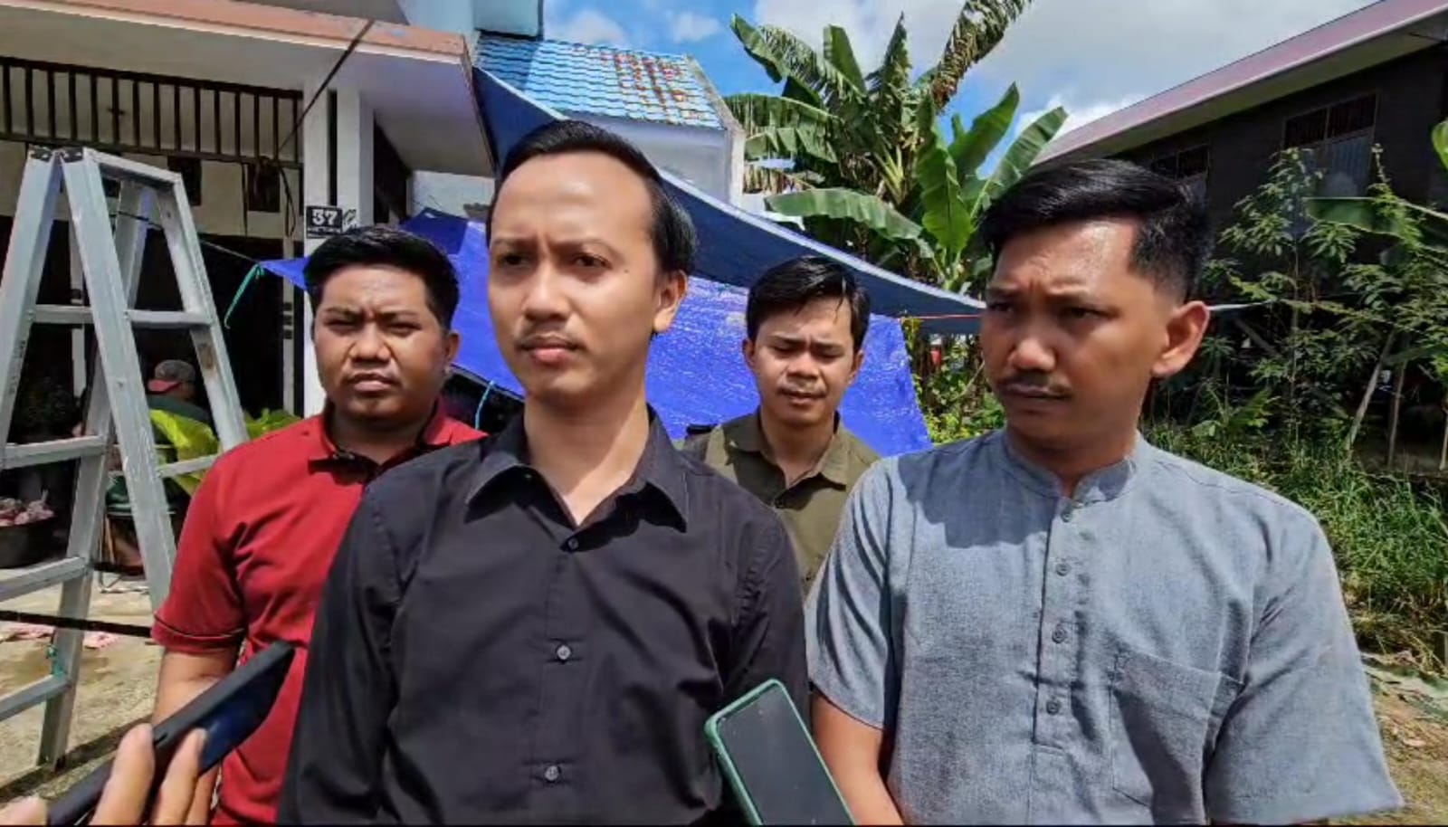 Ketua Bidang I OKK Daniel Abadi Sihotang, menyerahkan hewan kurban kepada Ketua Ikatan Jurnalis Televisi Indonesia (IJTI) Kaltim, Arditya Abdul Aziz (Foto: Klausa)