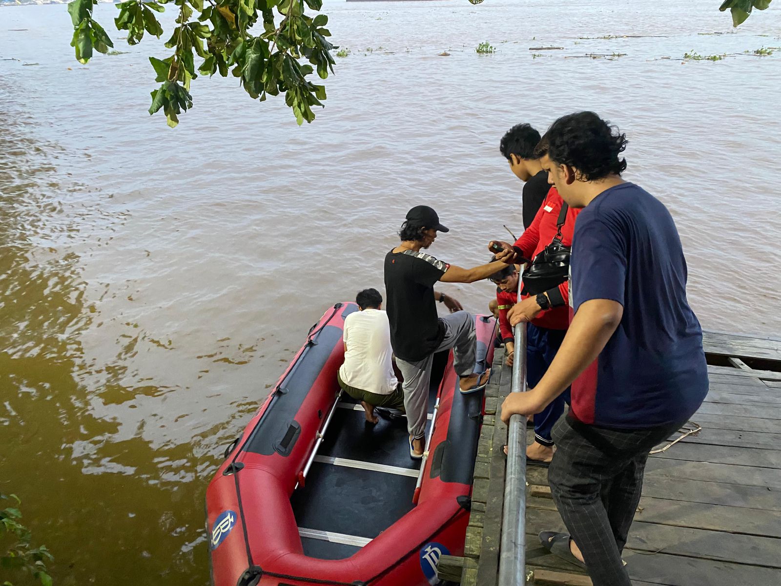 Para petugas saat berupaya untuk melakukan pencarian anak 15 tahun yang tenggelam di perairan Sungai Mahakam, kawasan Teluk Lerong Garden, Jalan RE Martadinata, Kelurahan Teluk Lerong Ilir, Kecamatan Samarinda Ulu, pada Sabtu (22/6/2024) (Foto: Istimewa)
