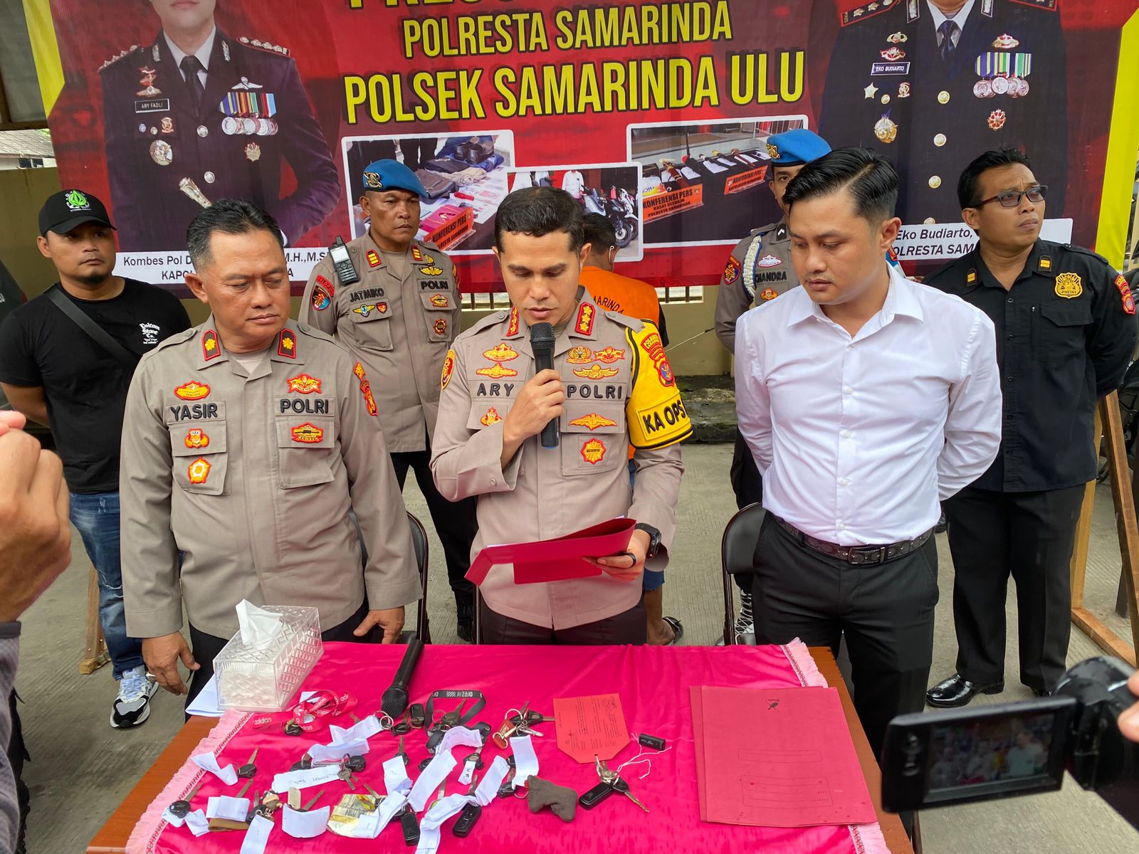 Press Release Polresta Samarinda bersama Polsek Samarinda Ulu, pada Senin (24/6/2024) (Foto: Yah/Klausa)