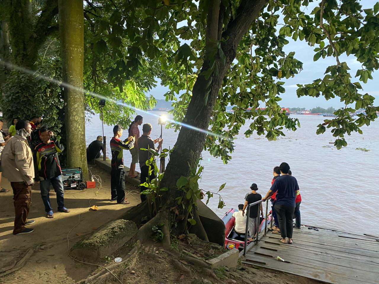 Proses pencarian seorang anak berusia 13 tahun yang tenggelam di Teluk Lerong Garden, Jalan RE Martadinata, Kelurahan Teluk Lerong Ilir, Kecamatan Samarinda Ulu. (Foto: Yah/Klausa)