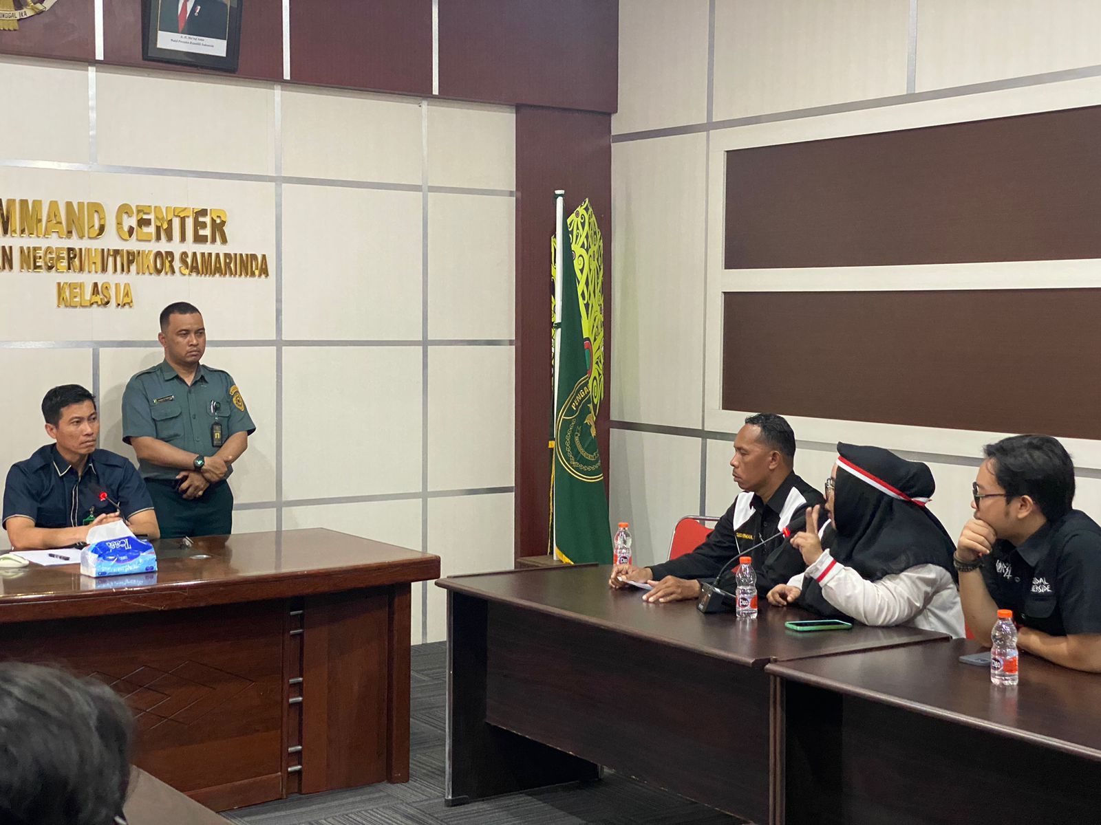 TRC PPA Kaltim dan beberapa organisasi gelar aksi di depan Pengadilan Negeri Kota Samarinda pada Rabu (26/6/2024). (Foto: Yah/Klausa)