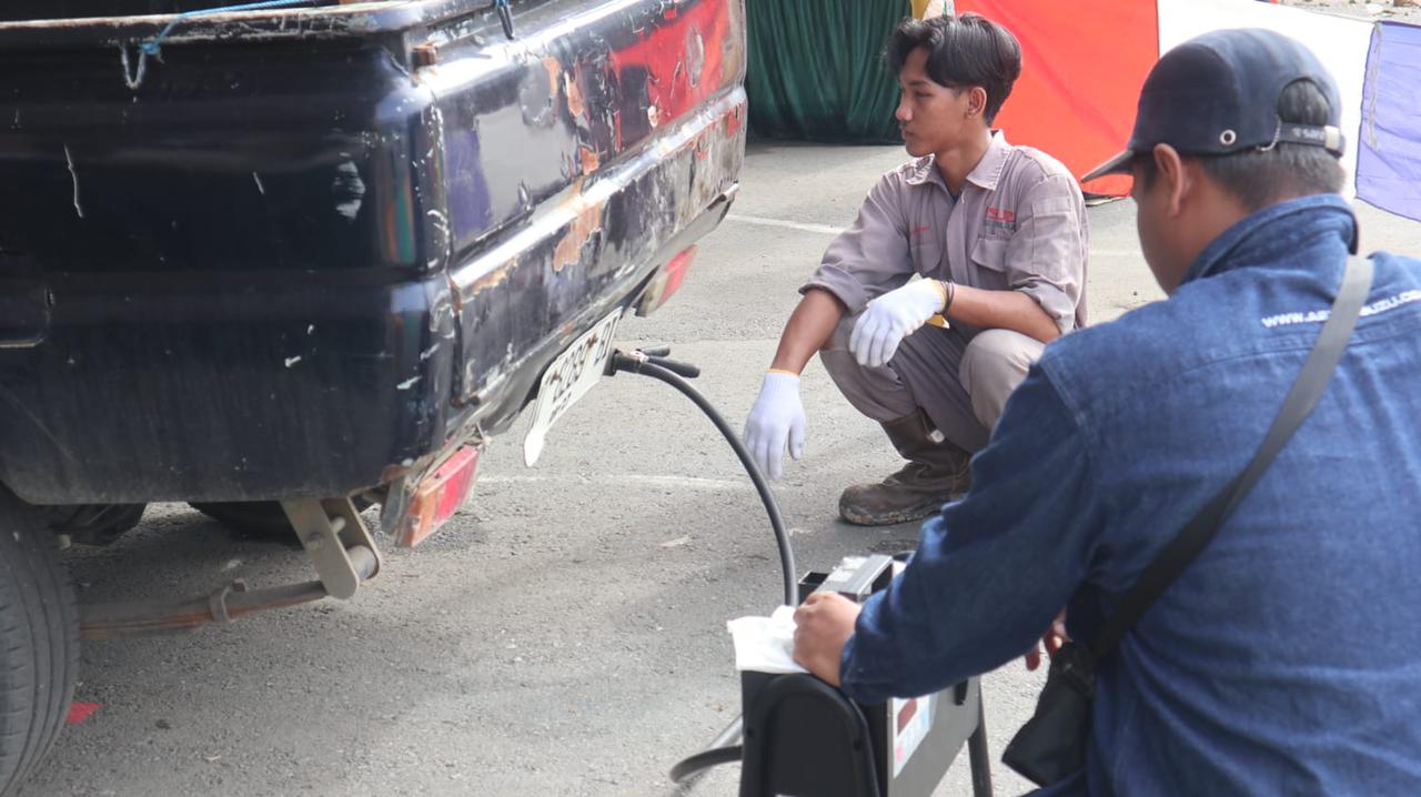 Uji Emisi Gas Buang Kendaraan Bermotor untuk tahun 2024 di gor segiri, pada Selasa (25/6/2024) (Foto: Yah/Klausa)