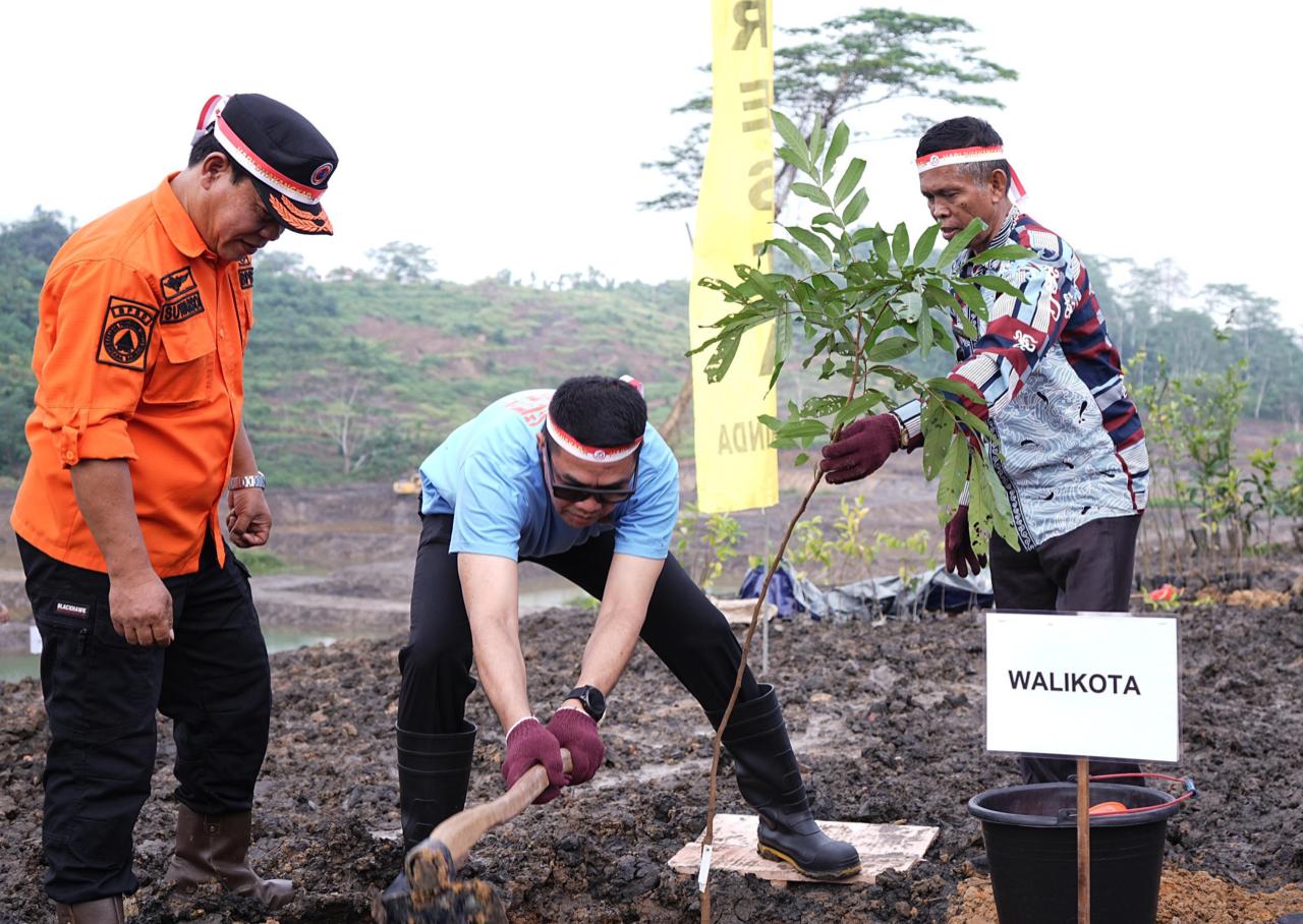 Penanaman Pohon Dalam Rangka Peringatan Ke-78 Bhayangkara  Polresta Samarinda. (Foto: Yah/Klausa)