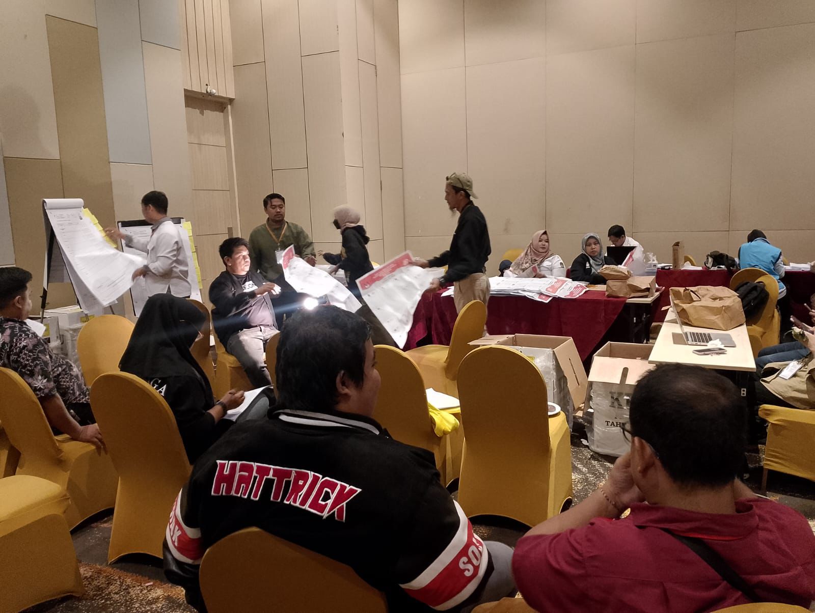 KPU Samarinda menyelesaikan perhitungan ulang surat suara dari 40 TPS di Hotel Harris, Kota Samarinda pada Kamis (27/6/2024) (Foto: Yah/Klausa)