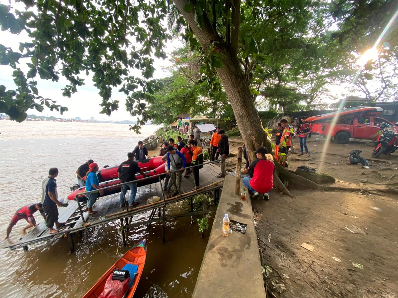 Situasi Basarnas Kota Samarinda, saat menyelesaikan pencarian anak tenggelam di Teluk Lerong Garden Jalan RE Martadinata Kecamatan Teluk Lerong Ilir pada Jumat, (28/6/2024). (Foto: Yah/Klausa)