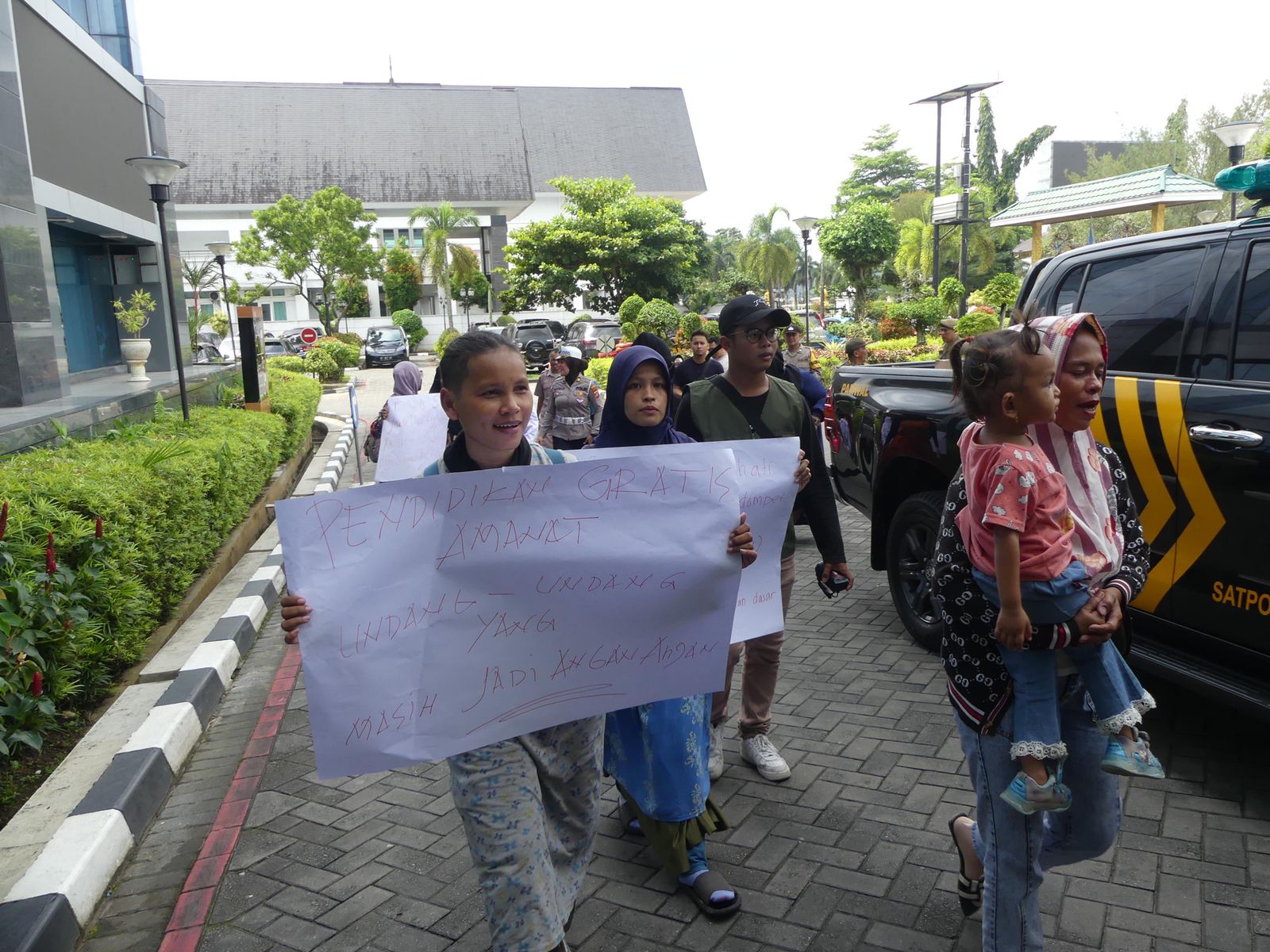 Sekelompok ibu-ibu melakukan aksi damai di depan Kantor Gubernur Kalimantan Timur (Kaltim), Jalan Gajah Mada, Kelurahan Jawa, pada Rabu (24/7/2024). (Foto: Istimewa)